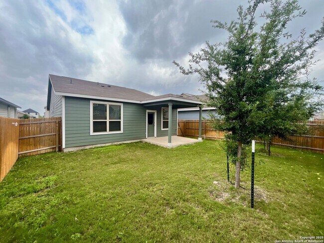 Building Photo - 3/2 Single Story Conveniently Located to B...