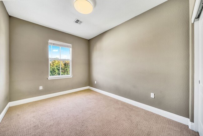 Building Photo - 3-Bedroom Townhome for Rent in Fremont!