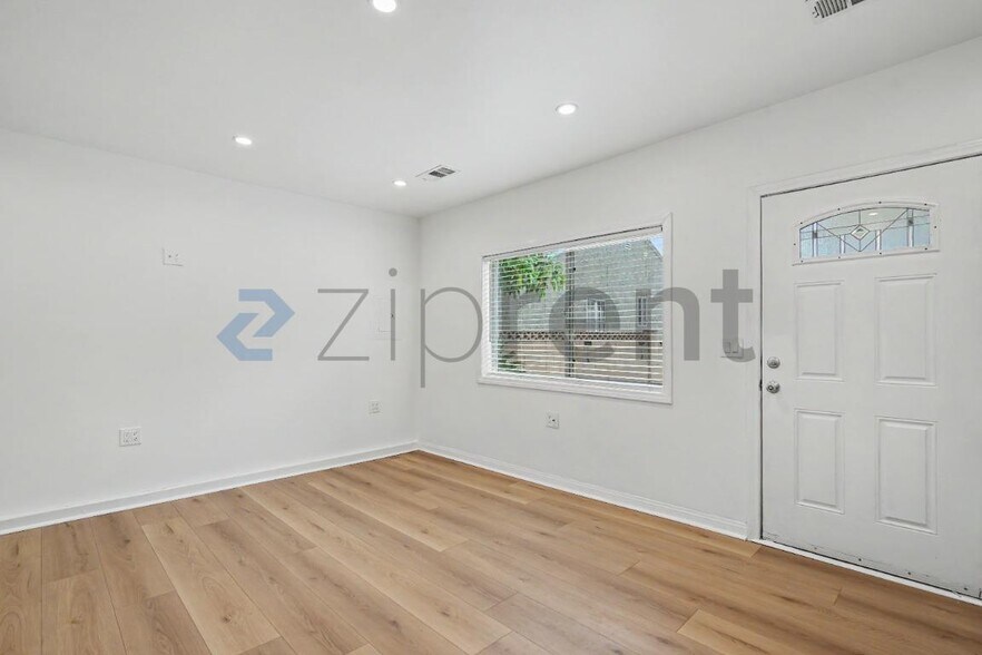 Building Photo - Unit