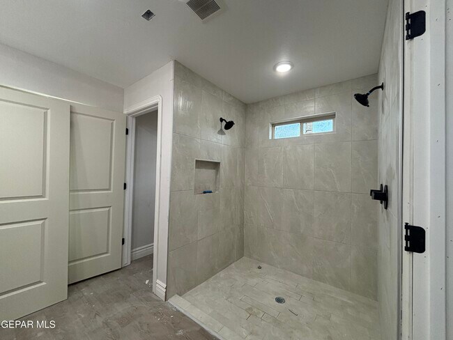 Building Photo - 2633 Dunoon Dr