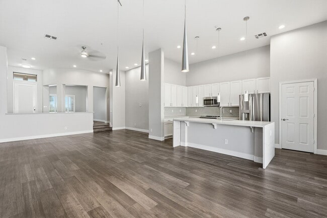 Building Photo - 7606 E Via del Sol Dr