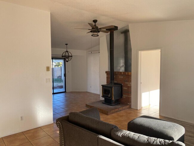 Building Photo - 552 E Lamarcia Dr