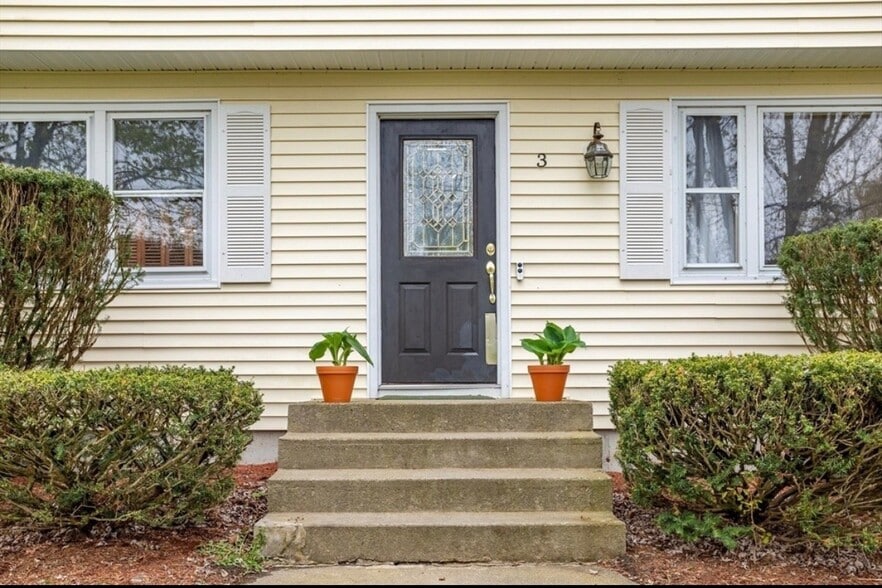 Building Photo - 3 Meadowbrook Rd