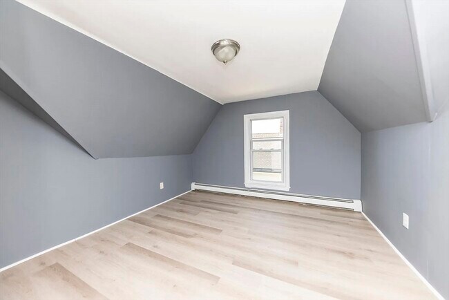 Building Photo - 10 Clinton St