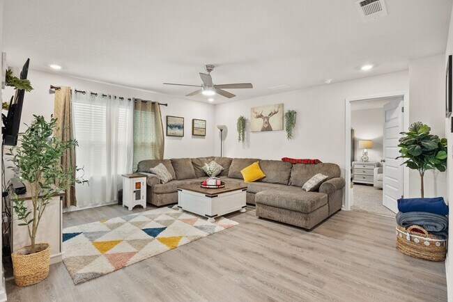 Building Photo - 4/2 Stunning Brick Home with community pool in Crestview