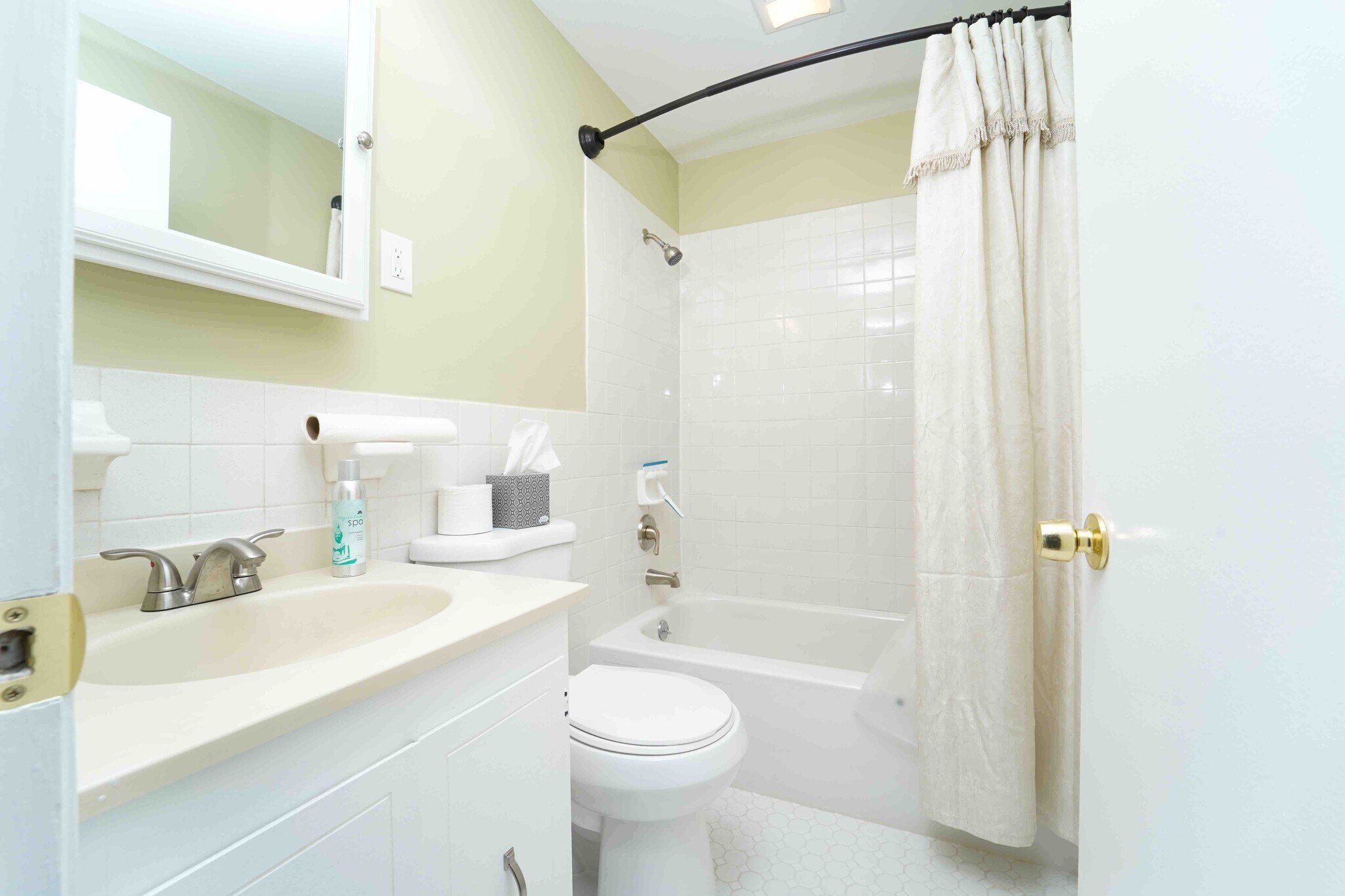 Building Photo - 176 Maple Ave