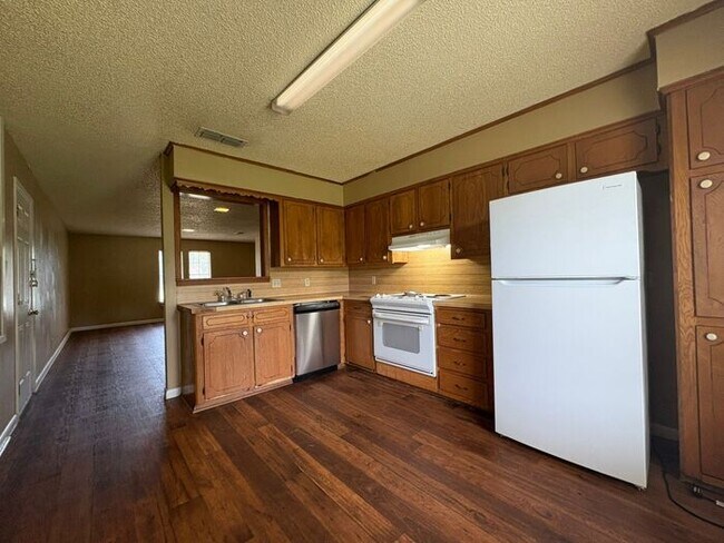 Building Photo - Available Now! Charming 2 Bed, 2 Bath Dupl...