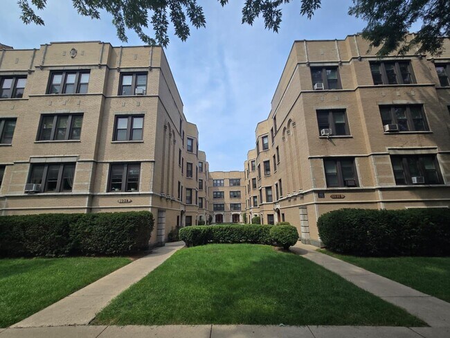 Building Photo - 1914 W Morse Ave