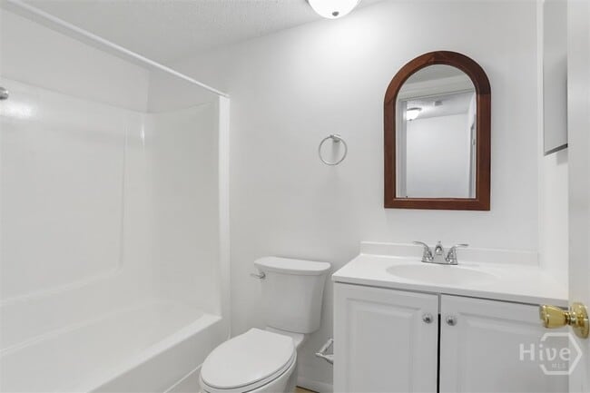Building Photo - 18 Knollwood Cir
