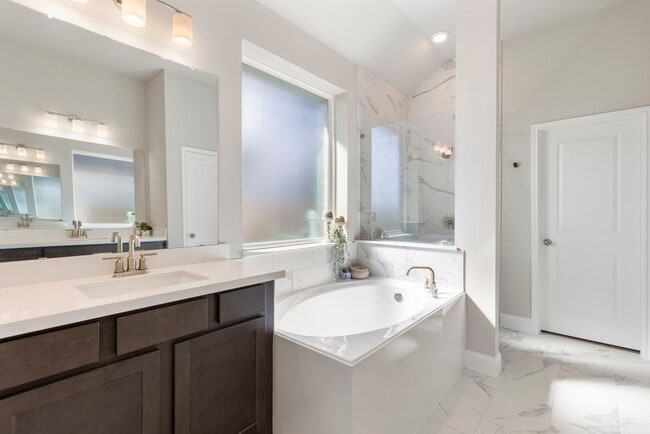 Building Photo - 16147 Sapphire Crst Dr