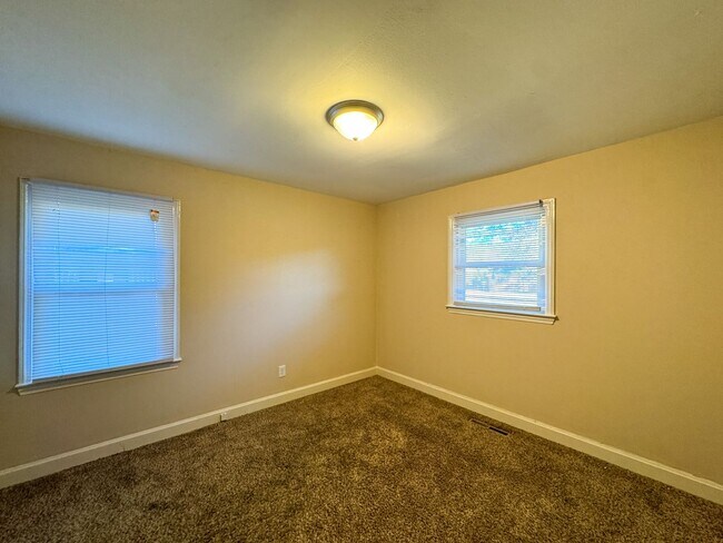 Building Photo - Charming 3 Bed 1 Bath Home Conveniently Lo...