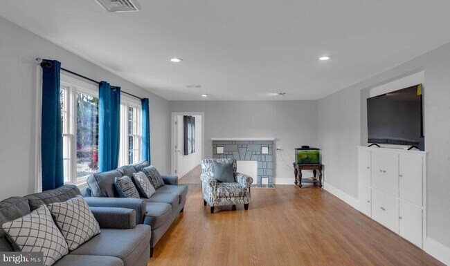 Building Photo - 211 E Ward St