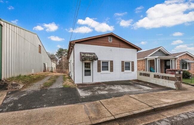 Building Photo - Charming 2-bedroom, 1-bath near downtown Clarksville!