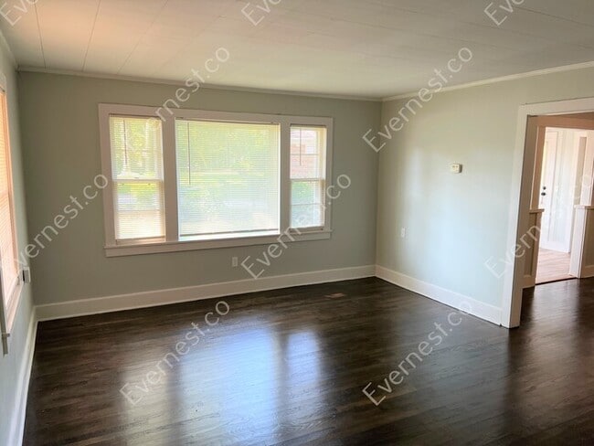 Building Photo - 3 Bed, 2 Bath Home with Carport / Pet-Friendly / Vouchers Accepted / Coming Soon!