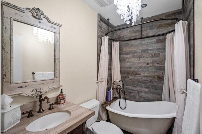 Building Photo - 844 East Dr