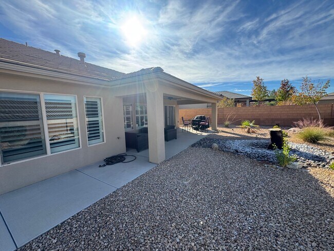 Building Photo - Beautiful 2 Bed / 2 Bath Home in Sun River...