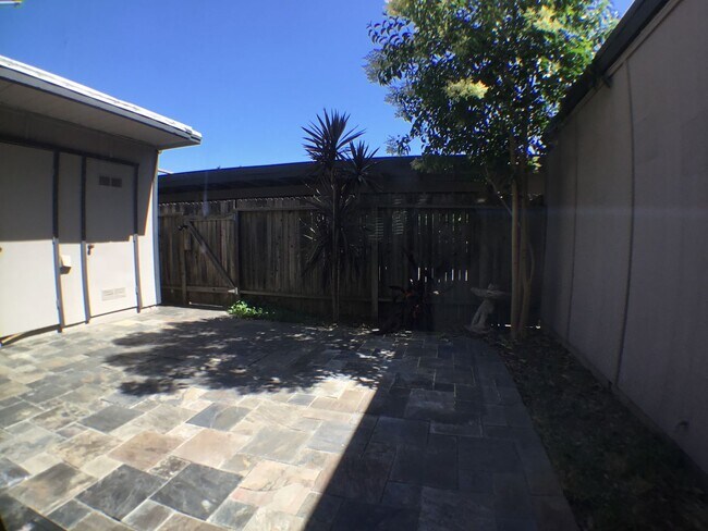 Building Photo - 50% OFF 1st Months Rent !!! 3 Bedroom, 2 1/2 Bath in Fair Oaks