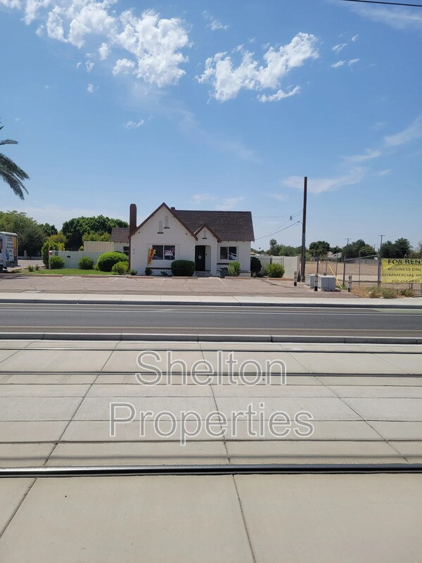 Building Photo - 6810 S Central Ave