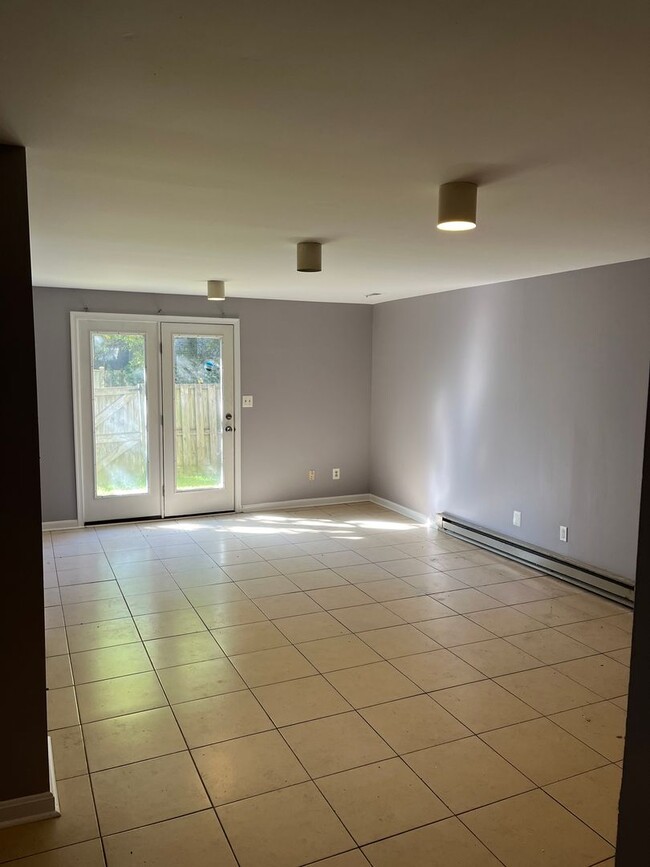 Building Photo - 3 bedroom, 2.5 bathroom townhouse in the q...