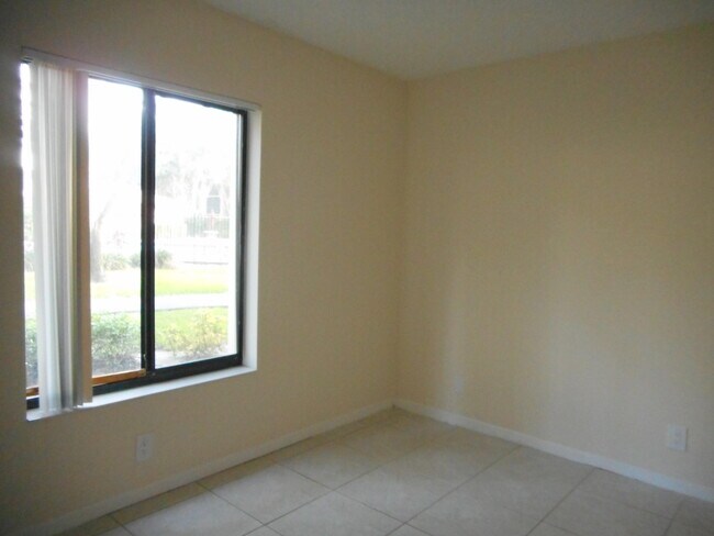 Building Photo - 202 Foxtail Dr
