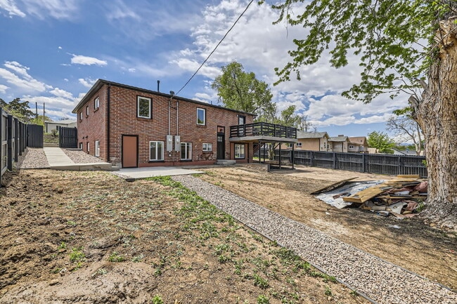 Building Photo - Beautifully Updated Duplex