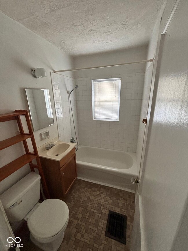 Building Photo - 4021 Clarendon Rd