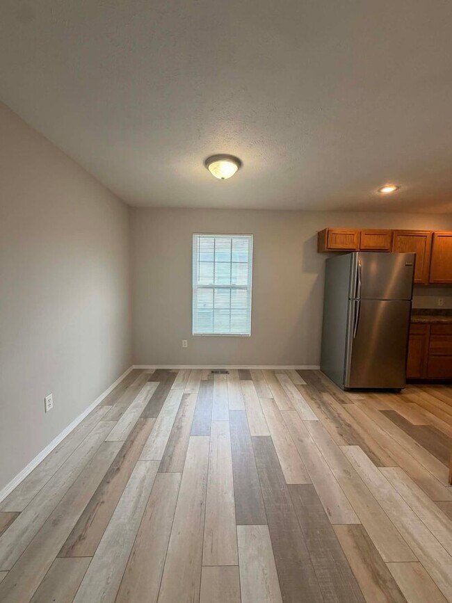 Building Photo - BEAUTIFUL 3 BEDROOM / 2 BATHROOM HOUSE IN JOPLIN MO- 2 CAR GARAGE!!