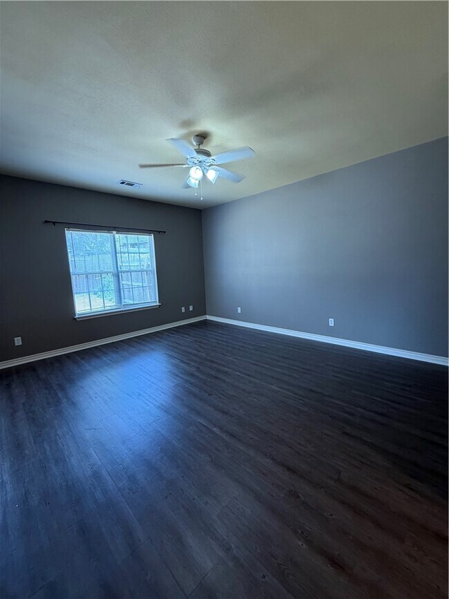 Building Photo - 603 SW Loudon Dr
