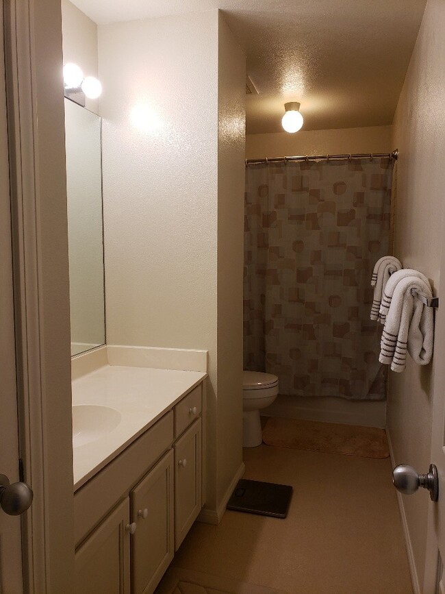 Building Photo - Beautiful Fully Furnished Condo