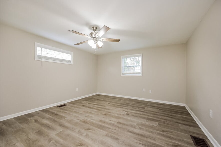 Building Photo - 104 1st St Ct