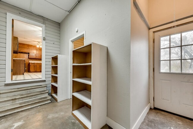 Building Photo - 223 E Kingsbridge Dr