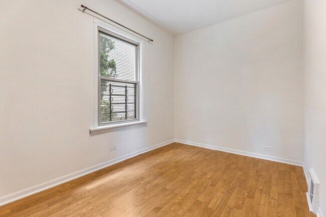 Building Photo - 2138 W Wellington Ave