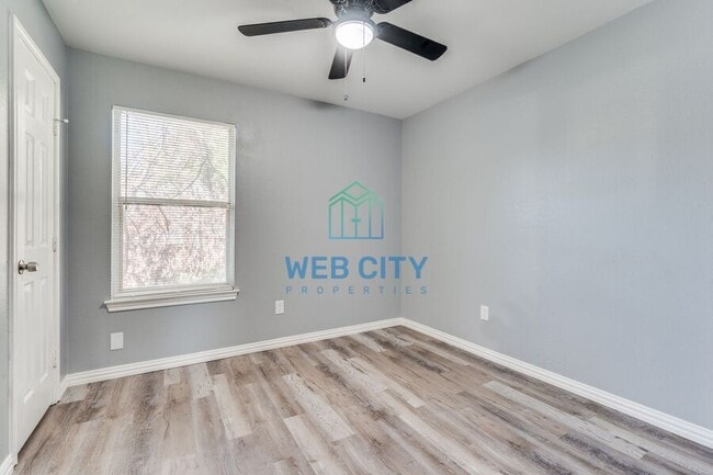 Building Photo - 2525 Lyola St