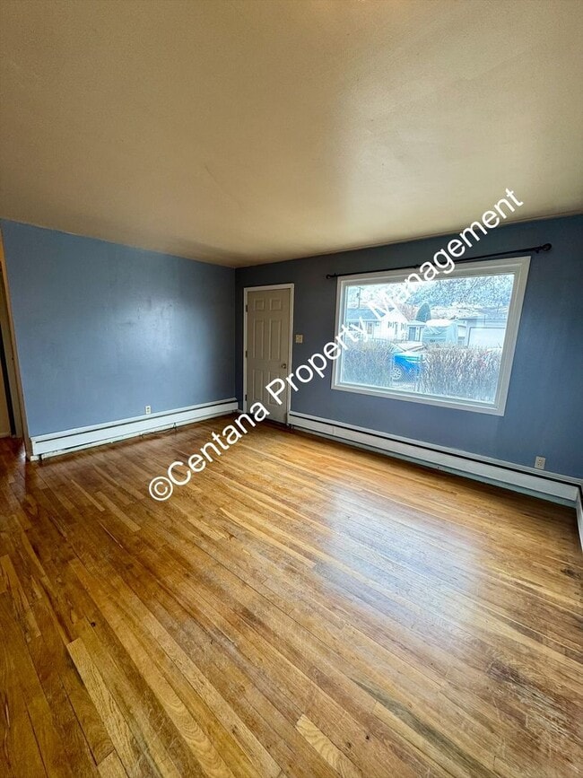 Building Photo - Pet friendly 2 bedroom house with a large lawn!