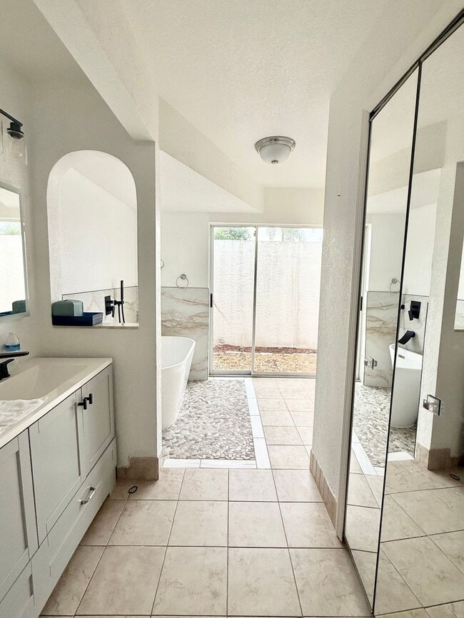 Building Photo - Stunning Furnished Pool him on Accessible Canal