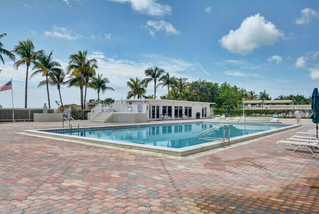 Building Photo - 5005 Collins Ave