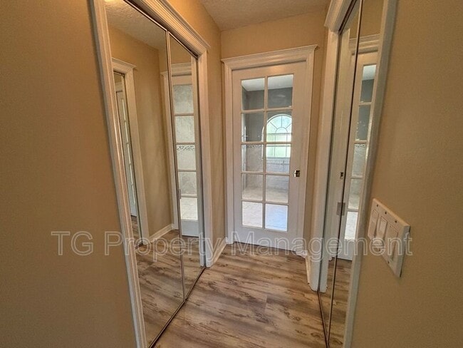 Building Photo - 20 Clarendon Ct N