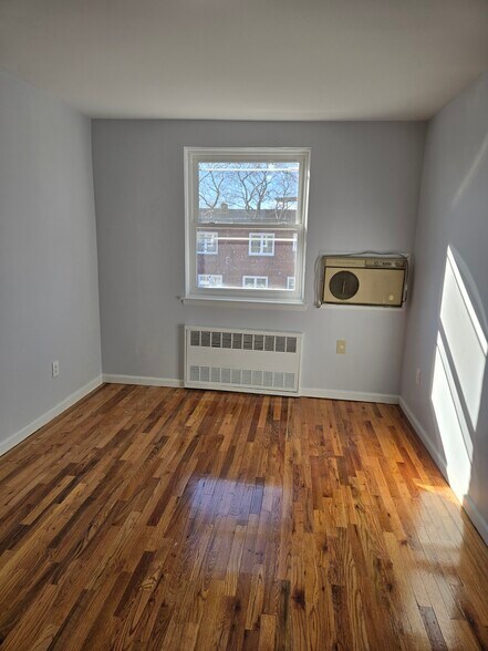 Building Photo - 716 E 58th St