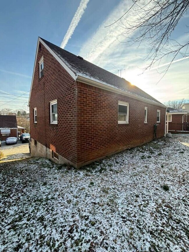 Building Photo - Charming 3BR House in Monessen