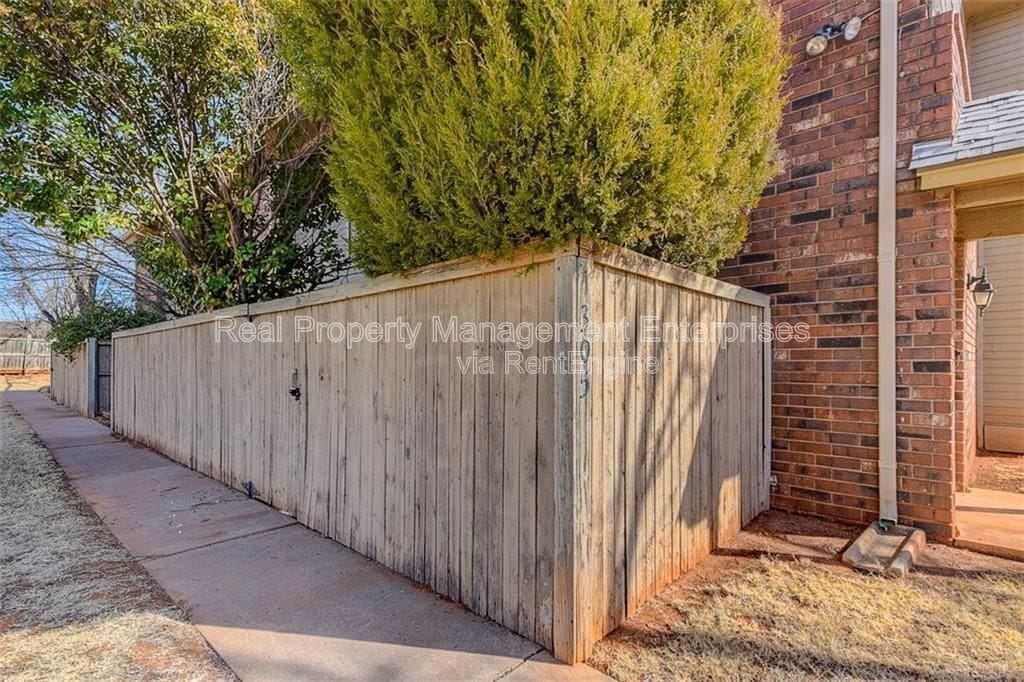 Building Photo - 11431 Springhollow Rd