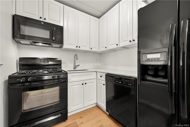 Building Photo - 470 Halstead Ave