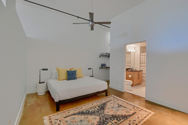 Building Photo - 180 NE 4th Ave