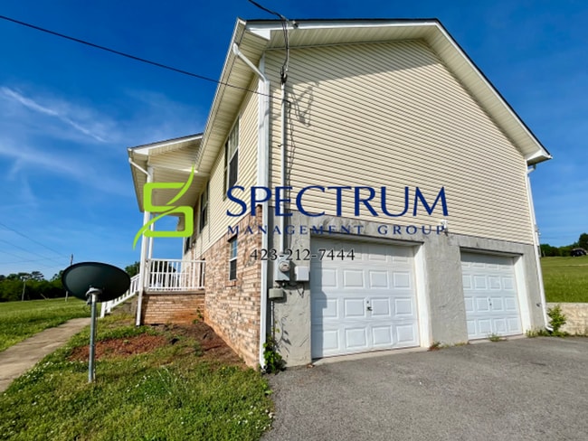 Building Photo - Now accepting applications - Large 4 bedroom 2 bath single family home Dandridge, TN
