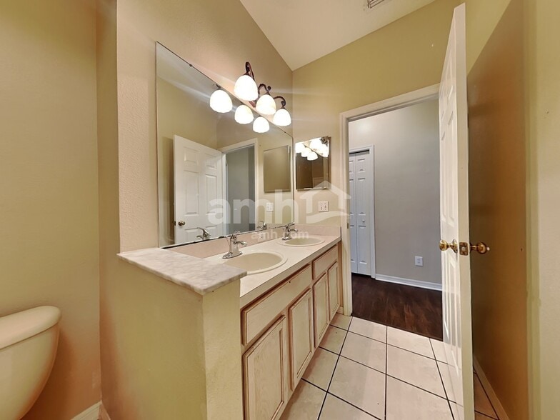 Building Photo - 1913 Sedgefield St