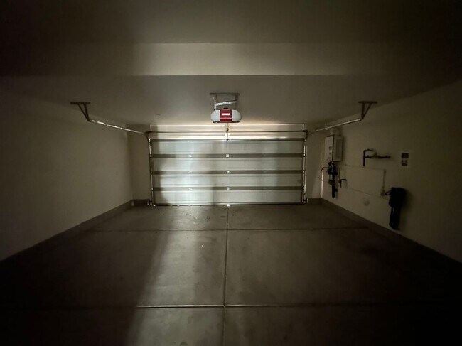 Building Photo - 3 Bedroom home for lease in Ontario