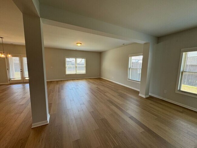 Building Photo - Spacious home with a fence, in PRIME location with a move in special