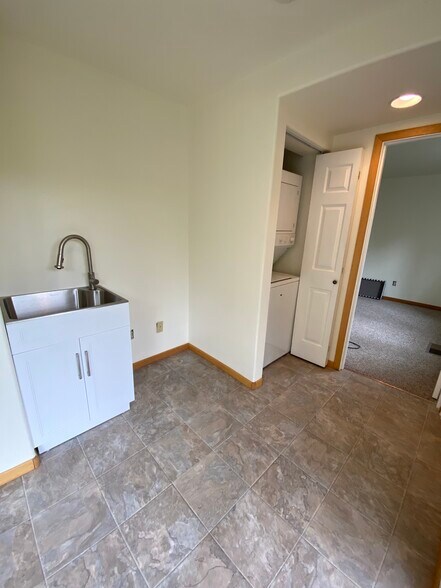Utility Sink and W/D - 425 SE Shell Ave