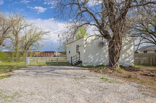 Building Photo - 709 SE 10th St