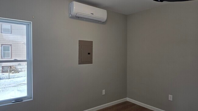 Building Photo - 31 Hicks St