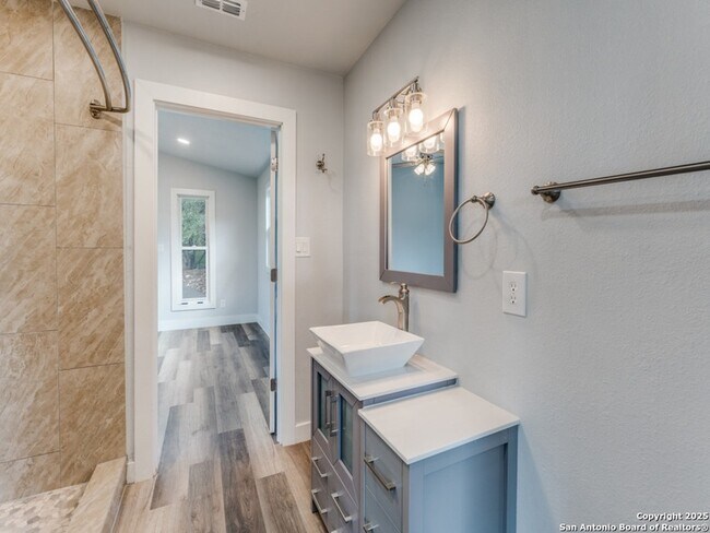 Building Photo - 238 Ledgeview Dr